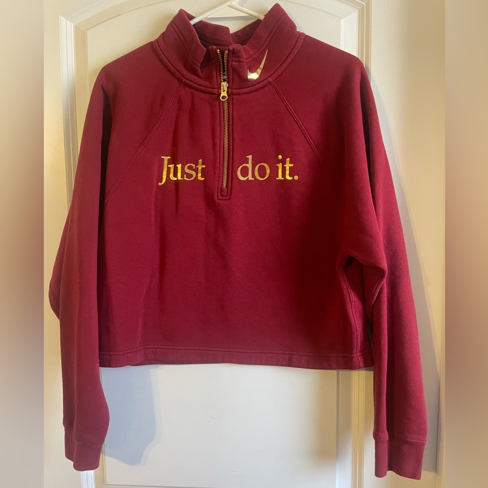 Women’s medium. Nike cropped quarter zip.